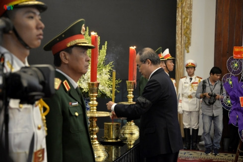 Bí thư Thành ủy Thành phố Hồ Chí Minh Nguyễn Thiện Nhân dâng hương tại Hội trường Thống Nhất. Bí thư Thành ủy Thành phố Hồ Chí Minh Nguyễn Thiện Nhân dâng hương tại Hội trường Thống Nhất.