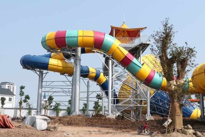 Khu vực trò chơi máng trượt khổng lồ.