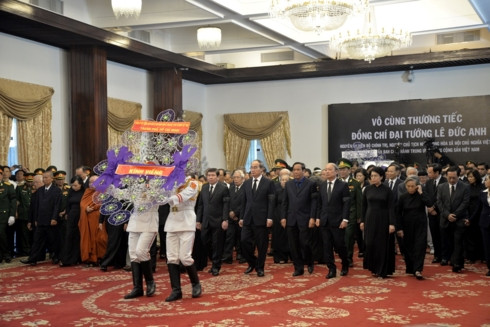 Ông Nguyễn Thiện Nhân dẫn đầu đoàn vào viếng Đại tướng Lê Đức Anh tại Hội trường Thống Nhất Thành phố Hồ Chí Minh. Ông Nguyễn Thiện Nhân dẫn đầu đoàn vào viếng Đại tướng Lê Đức Anh tại Hội trường Thống Nhất Thành phố Hồ Chí Minh.