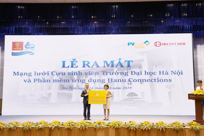 Đại diện PVcomBank trao tặng gói tài trợ xây dựng phần mềm ứng dụng Hanu Connections cho trường Đại học Hà Nội.