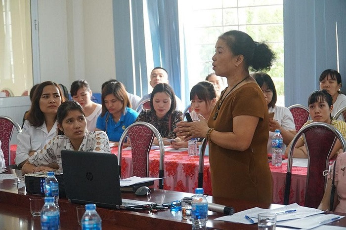 Bác sĩ CKI Sản phụ khoa Trần Thị Minh Tâm (Trung tâm Y tế huyện Sóc Sơn) trong buổi tập huấn về kỹ năng chăm sóc sức khoẻ sinh sản và tình dục an toàn.