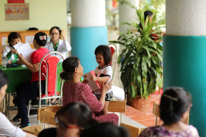 Trong lúc chờ đến lượt tư vấn dinh dưỡng, những nụ cười tươi vui vẫn cứ giòn tan theo tiếng các trò chơi vận động bên ngoài.