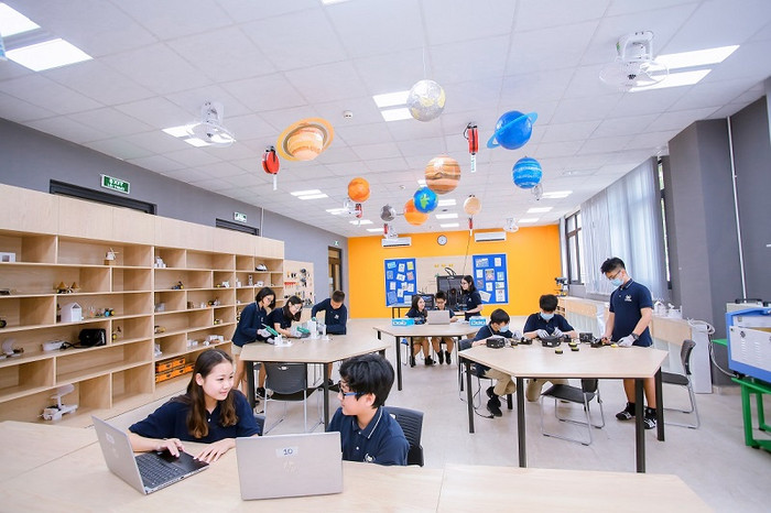 Vinschool đã cho ra mắt các trung tâm sáng tạo và thực nghiệm Innovation Center dành cho học sinh Trung học và Maker Space dành cho học sinh Tiểu học. Tại đây, các em học sinh có thể thực hiện các Dự án Khoa học và thực hành chế tạo sản phẩm với các thiết bị hiện đại như máy in 3D, máy cắt laser, các bộ vi xử lý… Vinschool đã cho ra mắt các trung tâm sáng tạo và thực nghiệm Innovation Center dành cho học sinh Trung học và Maker Space dành cho học sinh Tiểu học. Tại đây, các em học sinh có thể thực hiện các Dự án Khoa học và thực hành chế tạo sản phẩm với các thiết bị hiện đại như máy in 3D, máy cắt laser, các bộ vi xử lý…