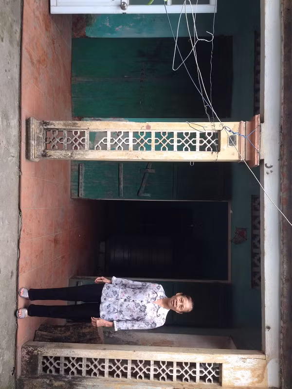 Cô giáo Đỗ Thị Âu (ngoài 60 tuổi) với vẻ ngoài mộc mạc, nụ cười hiền từ… luôn sẵn lòng đạp xe tới lớp dạy học miễn phí mỗi tuần. Ảnh: Công Tiến Cô giáo Đỗ Thị Âu (ngoài 60 tuổi) với vẻ ngoài mộc mạc, nụ cười hiền từ… luôn sẵn lòng đạp xe tới lớp dạy học miễn phí mỗi tuần. Ảnh: Công Tiến