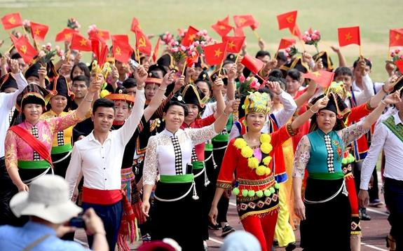 Nhân dân các dân tộc tỉnh Điện Biên diễu hành trong Lễ kỷ niệm 65 năm Chiến thắng lịch sử Điện Biên Phủ; 110 năm thành lập tỉnh, 70 năm thành lập Đảng bộ tỉnh Điện Biên. Ảnh: TRỌNG HẢI Nhân dân các dân tộc tỉnh Điện Biên diễu hành trong Lễ kỷ niệm 65 năm Chiến thắng lịch sử Điện Biên Phủ; 110 năm thành lập tỉnh, 70 năm thành lập Đảng bộ tỉnh Điện Biên. Ảnh: TRỌNG HẢI