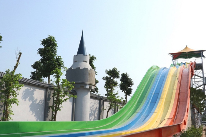 Khu vực trò chơi máng trượt 4 làn.