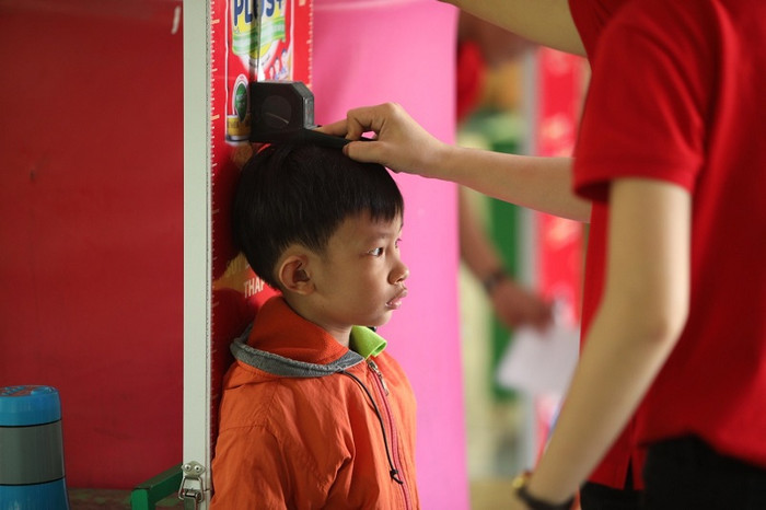 Các bé sẽ được đo chiều cao, cân nặng khi đến chương trình.