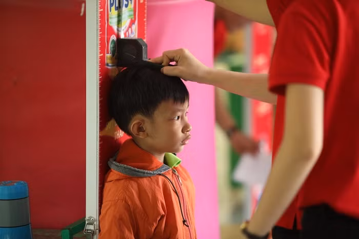 Các bé sẽ được đo chiều cao, cân nặng khi đến chương trình.