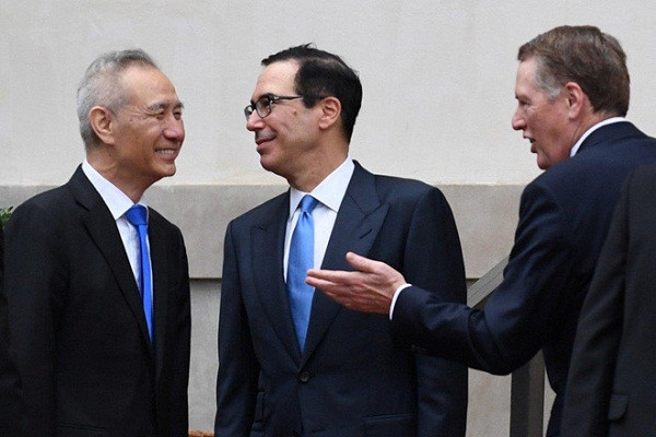 Phó Thủ tướng Trung Quốc Lưu Hạc (trái) được Bộ trưởng Bộ Tài chính Mỹ Steven Mnuchin (giữa) và Đại diện Thương mại Mỹ Robert Lighthizer chào đón khi tới đàm phán về thương mại ở Washington ngày 10/5/2019. (Ảnh: Reuters) Phó Thủ tướng Trung Quốc Lưu Hạc (trái) được Bộ trưởng Bộ Tài chính Mỹ Steven Mnuchin (giữa) và Đại diện Thương mại Mỹ Robert Lighthizer chào đón khi tới đàm phán về thương mại ở Washington ngày 10/5/2019. (Ảnh: Reuters)