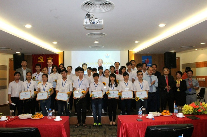 Các sinh viên có hoàn cảnh khó khăn nhận học bổng từ Quỹ học bổng Thắp Sáng Niềm Tin. Các sinh viên có hoàn cảnh khó khăn nhận học bổng từ Quỹ học bổng Thắp Sáng Niềm Tin.