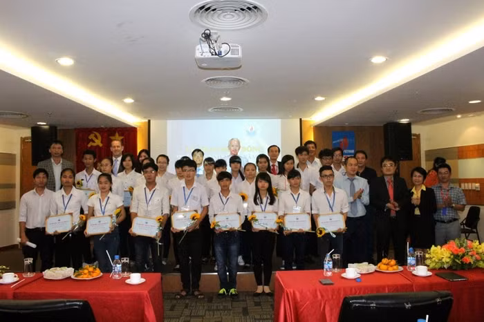 Các sinh viên có hoàn cảnh khó khăn nhận học bổng từ Quỹ học bổng Thắp Sáng Niềm Tin.