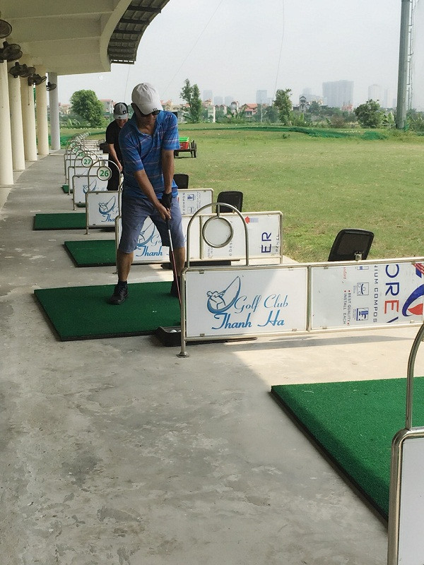 Các tay golf sẵn sàng tư thế để đánh bóng. Các tay golf sẵn sàng tư thế để đánh bóng.