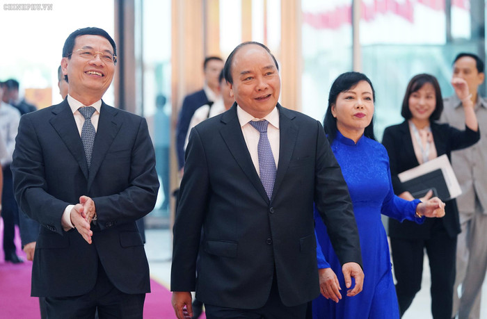 Trước giờ khai mạc diễn đàn, Thủ tướng Nguyễn Xuân Phúc và các đại biểu đã tham quan Triển lãm công nghệ Việt Nam. Ảnh VGP/Quang Hiếu