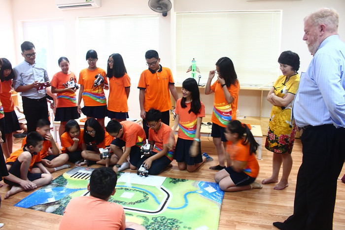 Các đại biểu đến từ bang Victoria (Úc) tỏ ra bất ngờ với khả năng học STEM & ROBOTICS của một số trường tại Hà Nội. ảnh: HG. Các đại biểu đến từ bang Victoria (Úc) tỏ ra bất ngờ với khả năng học STEM & ROBOTICS của một số trường tại Hà Nội. ảnh: HG.