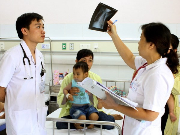 Mục tiêu chung của dự án nhằm giảm tỷ lệ mắc và tử vong do viêm phổi mắc phải tại cộng đồng kháng thuốc ở trẻ em Việt Nam. ảnh: TTXVN.