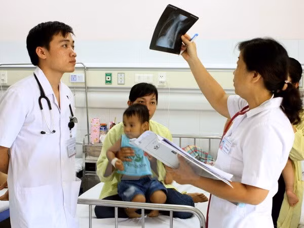 Mục tiêu chung của dự án nhằm giảm tỷ lệ mắc và tử vong do viêm phổi mắc phải tại cộng đồng kháng thuốc ở trẻ em Việt Nam. ảnh: TTXVN.