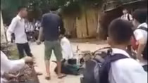Cần phải nghiêm trị với những kẻ đã hành hung, nhục mạ học sinh Bùi Quang Huy. ảnh cắt từ clip. Cần phải nghiêm trị với những kẻ đã hành hung, nhục mạ học sinh Bùi Quang Huy. ảnh cắt từ clip.