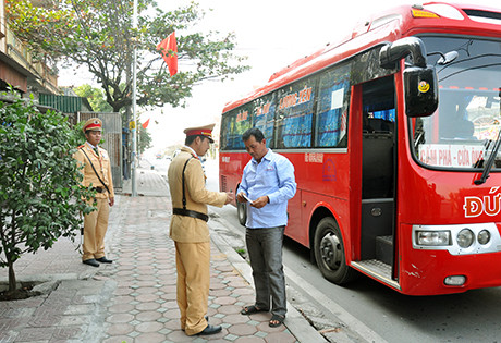 Thủ tướng chỉ thị tăng cường kiểm tra, xử lý phương tiện giao thông đường bộ. ảnh minh họa: báo quảng ninh. Thủ tướng chỉ thị tăng cường kiểm tra, xử lý phương tiện giao thông đường bộ. ảnh minh họa: báo quảng ninh.