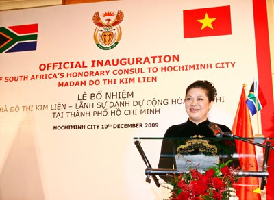 Doanh nhân Đỗ Thị Kim Liên vốn là một cô giáo dạy Văn, sinh ra và lớn lên ở một vùng quê nghèo tại tỉnh Vĩnh Phúc. Chị là nữ doanh nhân duy nhất của Việt Nam hiện nay là Lãnh sự Danh dự nước Cộng hòa Nam Phi tại TP.HCM. ảnh: Ngọc Quang. Doanh nhân Đỗ Thị Kim Liên vốn là một cô giáo dạy Văn, sinh ra và lớn lên ở một vùng quê nghèo tại tỉnh Vĩnh Phúc. Chị là nữ doanh nhân duy nhất của Việt Nam hiện nay là Lãnh sự Danh dự nước Cộng hòa Nam Phi tại TP.HCM. ảnh: Ngọc Quang.