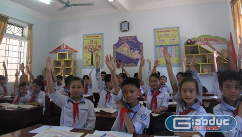 Ủy ban Văn hóa, Giáo dục, Thanh niên, Thiếu niên và Nhi đồng của Quốc hội đánh giá, Bộ Giáo dục đã chủ quan, nóng vội khi thực hiện mô hình trường học mới (VNEN), gây ra bức xúc trong dư luận xã hội. Trong ảnh là một lớp học ở Hà Tĩnh, học sinh đồng loạt giơ tay xin bỏ không theo học VNEN nữa (Ảnh Lê Văn Vỵ) Ủy ban Văn hóa, Giáo dục, Thanh niên, Thiếu niên và Nhi đồng của Quốc hội đánh giá, Bộ Giáo dục đã chủ quan, nóng vội khi thực hiện mô hình trường học mới (VNEN), gây ra bức xúc trong dư luận xã hội. Trong ảnh là một lớp học ở Hà Tĩnh, học sinh đồng loạt giơ tay xin bỏ không theo học VNEN nữa (Ảnh Lê Văn Vỵ)