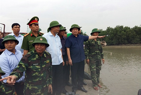 Phó Thủ tướng Trịnh Đình Dũng nhấn mạnh yêu cầu đảm bảo an toàn tối đa cho người và tài sản của nhân dân. ảnh: vgp. Phó Thủ tướng Trịnh Đình Dũng nhấn mạnh yêu cầu đảm bảo an toàn tối đa cho người và tài sản của nhân dân. ảnh: vgp.