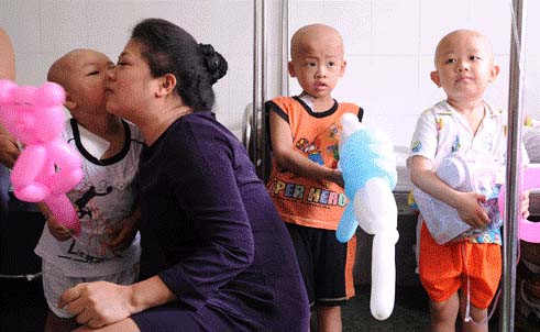 Người phụ nữ đầy lòng trắc ẩn luôn quan tâm tới các em nhỏ không may mắn. ảnh: NV. Người phụ nữ đầy lòng trắc ẩn luôn quan tâm tới các em nhỏ không may mắn. ảnh: NV.