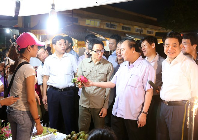 Thủ tướng Nguyễn Xuân Phúc trực tiếp thị sát an toàn thực phẩm tại chợ đầu mối Long Biên (Hà Nội). ảnh: TTXVN. Thủ tướng Nguyễn Xuân Phúc trực tiếp thị sát an toàn thực phẩm tại chợ đầu mối Long Biên (Hà Nội). ảnh: TTXVN.