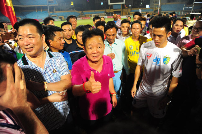 Bầu Hiển đặc biệt yêu thích bóng đá và sẵn sàng bỏ ra hàng triệu USD để mời các câu lạc bộ nổi tiếng thế giới sang Việt Nam thi đấu. Ảnh: Song Ngư. Bầu Hiển đặc biệt yêu thích bóng đá và sẵn sàng bỏ ra hàng triệu USD để mời các câu lạc bộ nổi tiếng thế giới sang Việt Nam thi đấu. Ảnh: Song Ngư.