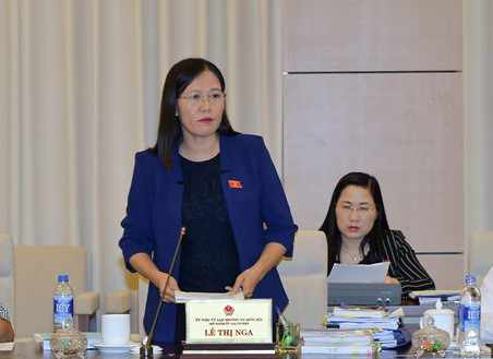 Bà Lê Thị Nga cho rằng, không nên biến một vụ việc đơn giản thành phức tạp. ảnh: quochoi.vn Bà Lê Thị Nga cho rằng, không nên biến một vụ việc đơn giản thành phức tạp. ảnh: quochoi.vn