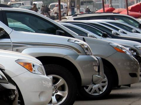 Phí trước bạ ô tô 9 chỗ ngồi trở xuống nộp lần 2 thống nhất toàn quốc là 2%, áp dụng từ 1/1/2017. ảnh: Minh Thái. Phí trước bạ ô tô 9 chỗ ngồi trở xuống nộp lần 2 thống nhất toàn quốc là 2%, áp dụng từ 1/1/2017. ảnh: Minh Thái.