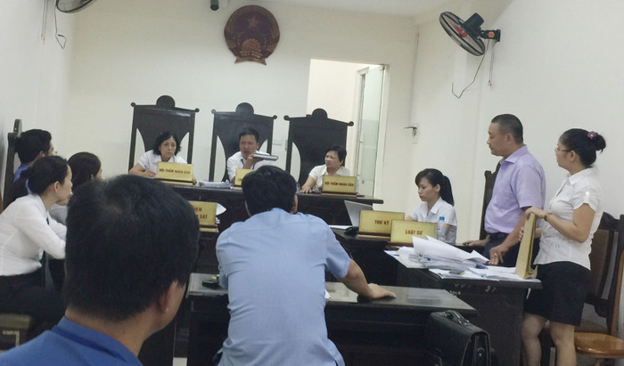 Phiên tòa xét xử vụ ông Hoàng Xuân Quế kiện Bộ trưởng Bộ GD&ĐT ra quyết định số 4674 thu hồi bằng tiến sĩ thu hút sự chú ý rất lớn của dư luận. ảnh: HM. Phiên tòa xét xử vụ ông Hoàng Xuân Quế kiện Bộ trưởng Bộ GD&ĐT ra quyết định số 4674 thu hồi bằng tiến sĩ thu hút sự chú ý rất lớn của dư luận. ảnh: HM.