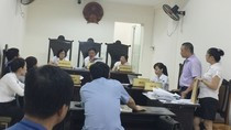 Chiều nay (17/10), TAND Thành phố Hà Nội tuyên án vụ ông Hoàng Xuân Quế kiện Bộ trưởng Bộ GD&amp;ĐT vì han hành quyết định số 4674 thu hồi bằng tiến sĩ của ông Quế. ảnh: HM.