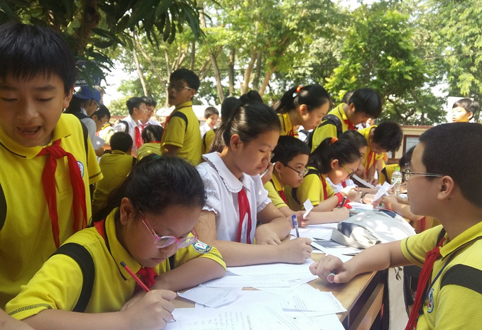 Trong &quot;Ngày hội sách&quot; còn có cả cuộc thi chinh phục những bài toán khó. ảnh: NQ.