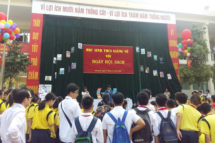 Ngày 6/10, thầy và trò Trường THCS Giảng Võ tưng bừng tổ chức &quot;Ngày hội sách&quot; với chủ đề &quot;Mở trang sách, dệt ước mơ&quot;. ảnh: NQ.