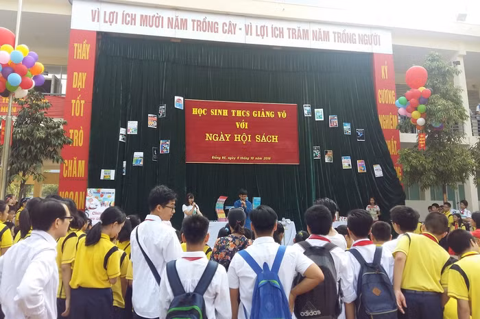 Ngày 6/10, thầy và trò Trường THCS Giảng Võ tưng bừng tổ chức "Ngày hội sách" với chủ đề "Mở trang sách, dệt ước mơ". ảnh: NQ.
