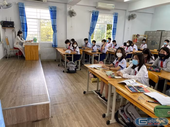 Nên giảm tải những áp lực không cần thiết cho thầy và trò để nâng cao hiệu quả dạy và học (Ảnh minh họa: P.L.)