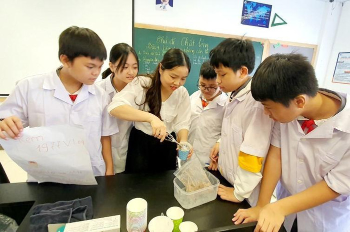 Việc bồi dưỡng kiến thức cho giáo viên dạy các môn tích hợp vẫn đang gặp khó khăn (Ảnh minh họa: Báo Giáo dục và Thời đại) Việc bồi dưỡng kiến thức cho giáo viên dạy các môn tích hợp vẫn đang gặp khó khăn (Ảnh minh họa: Báo Giáo dục và Thời đại)