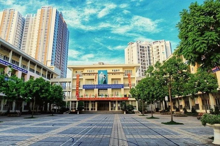 Trường Trung học cơ sở thị trấn Văn Điển - nơi trừ điểm thi đua những giáo viên là F0 (Ảnh minh họa: Báo Vietnamnet)