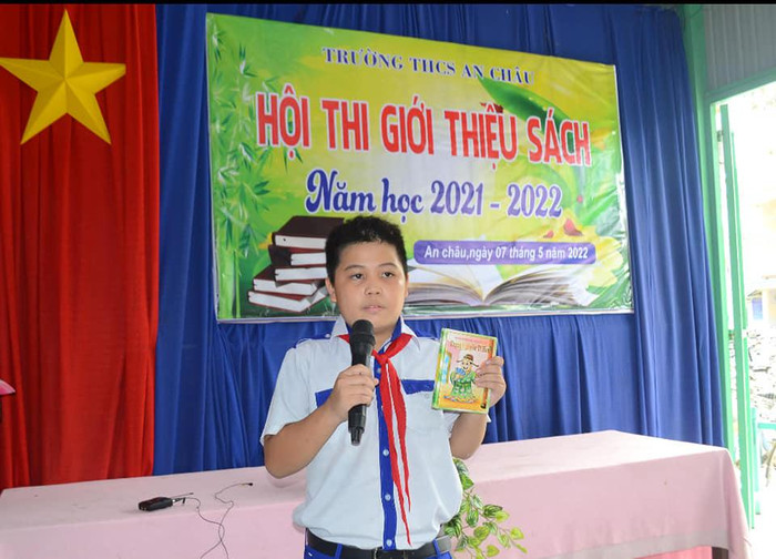 Một học sinh lớp 6 tự tin trình bày tiết mục của mình. Một học sinh lớp 6 tự tin trình bày tiết mục của mình.