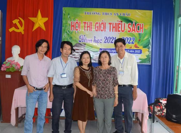 Các thầy cô trong ban giám hiệu, thư viện nhà trường và giám khảo chụp ảnh lưu niệm trong hội thi.