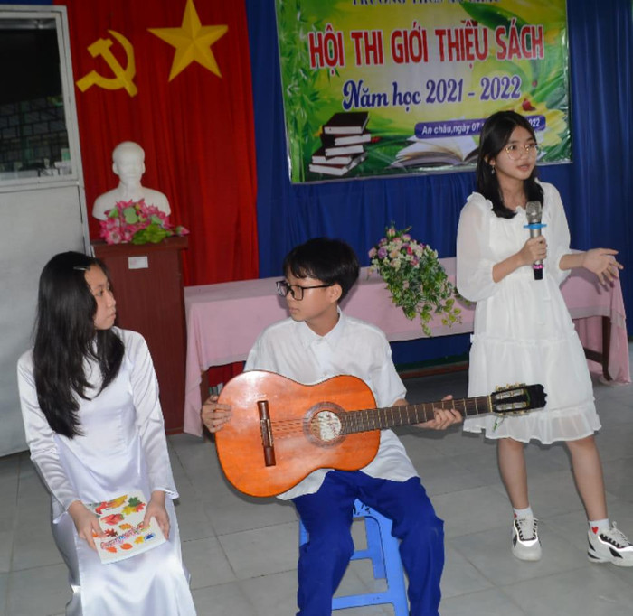 Nhiều tiết mục được minh họa theo nội dung câu chuyện. Nhiều tiết mục được minh họa theo nội dung câu chuyện.