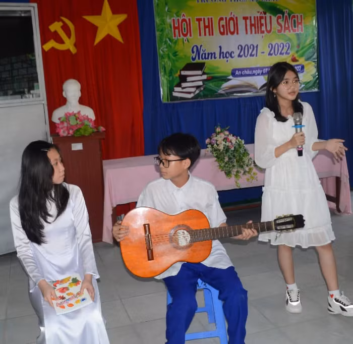 Nhiều tiết mục được minh họa theo nội dung câu chuyện.