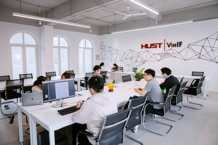 Không gian học tập, trao đổi của sinh viên Chương trình tiên tiến Khoa học dữ liệu và Trí tuệ nhân tạo Trường Công nghệ thông tin và Truyền thông (Đại học Bách khoa Hà Nội). Ảnh: NVCC Thầy Dũng 1.jpg