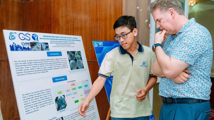 Sinh viên Trường Đại học Công nghệ thông tin (Đại học Quốc gia Thành phố Hồ Chí Minh) trình bày về các sản phẩm trí tuệ nhân tạo mà các em sáng tạo ra. (Ảnh: NTCC) Thầy Khang 1.jpg