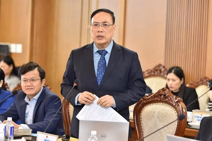 Giáo sư, Tiến sĩ Nguyễn Đình Đức - Chủ tịch Hội đồng trường Trường Đại học Công nghệ, Đại học Quốc gia Hà Nội chia sẻ tại phiên họp