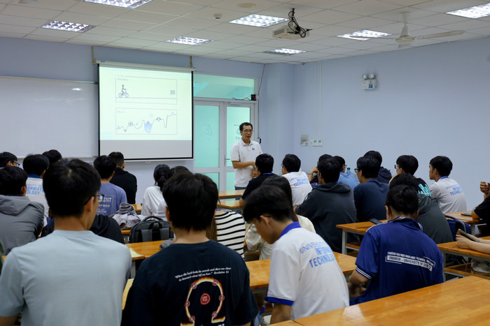 Tiết học của sinh viên ngành Trí tuệ nhân tạo Trường Đại học Công nghệ thông tin (Đại học Quốc gia Thành phố Hồ Chí Minh). Ảnh: NVCC Thầy Khang 2.jpg