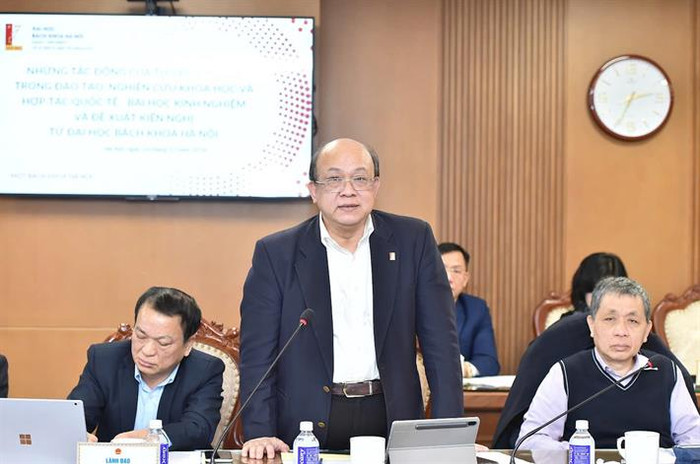 Phó Giáo sư, Tiến sĩ Huỳnh Quyết Thắng - Giám đốc Đại học Bách khoa Hà Nội trao đổi tại phiên họp Phó Giáo sư, Tiến sĩ Huỳnh Quyết Thắng - Giám đốc Đại học Bách khoa Hà Nội trao đổi tại phiên họp
