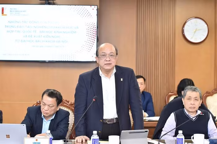 Phó Giáo sư, Tiến sĩ Huỳnh Quyết Thắng - Giám đốc Đại học Bách khoa Hà Nội trao đổi tại phiên họp