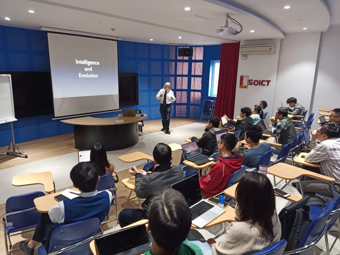 Sinh viên Chương trình tiên tiến Khoa học Dữ liệu và Trí tuệ nhân tạo Trường Công nghệ thông tin và Truyền thông (Đại học Bách khoa Hà Nội) trong một tiết học trên giảng đường. (Ảnh: NVCC) Thầy Dũng - Đại học Bách khoa Hà nội.jpg