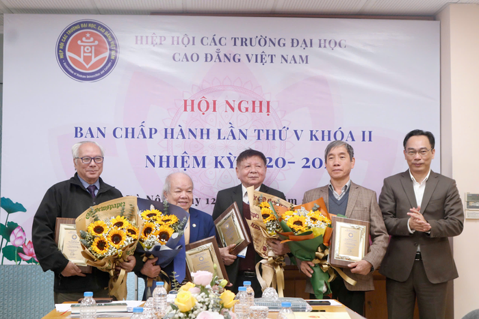 Thay mặt Chủ tịch Hiệp hội, Phó giáo sư, Tiến sĩ Hoàng Minh Sơn - Phó Chủ tịch Hiệp hội Các trường đại học, cao đẳng Việt Nam tri ân cho các cá nhân (tham dự trực tiếp hội nghị) có nhiều đóng góp trong 10 năm thành lập Hiệp hội.